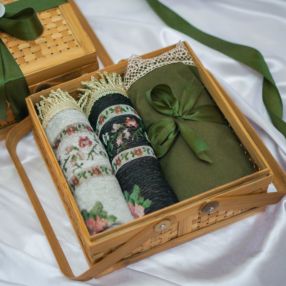 

AISYAH - Kado Pernikahan Mewah Premium / Parcel Wedding Aesthetic / Wedding Gift Box / Hampers Ulang Tahun Pernikahan / Hadiah Anniversary Keranjang Unik / Hampers Lebaran / Souvenir Pernikahan