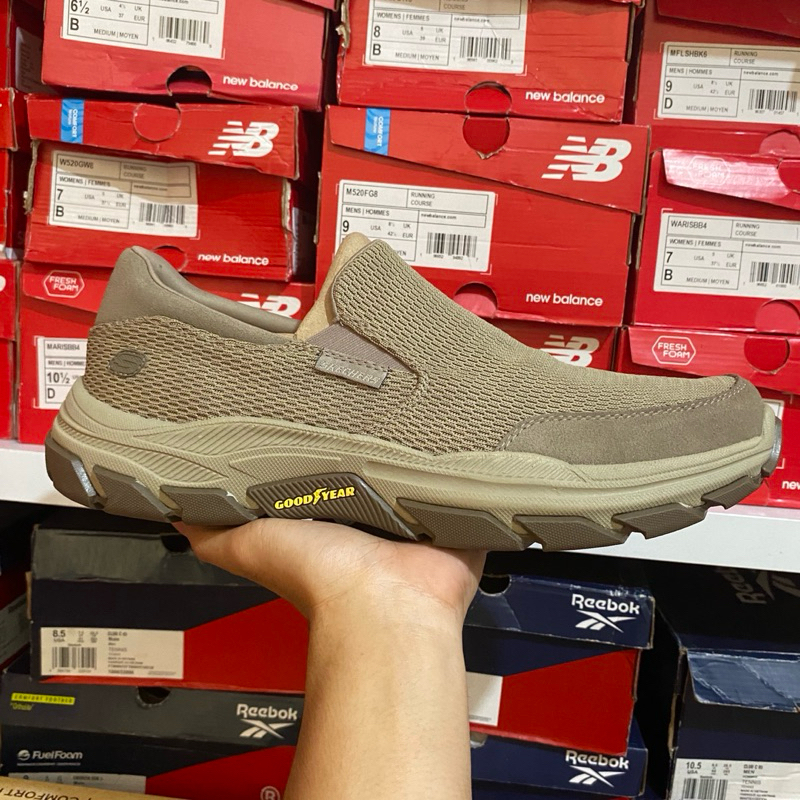 SEPATU JUMBO SLIP ON SKECHERS RESPECTED GILLMER TAUPE (size 46 insole 30 cm)