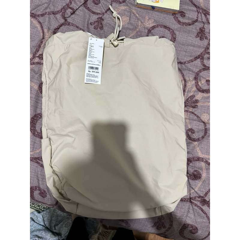 tas uniqlo serut warna beige