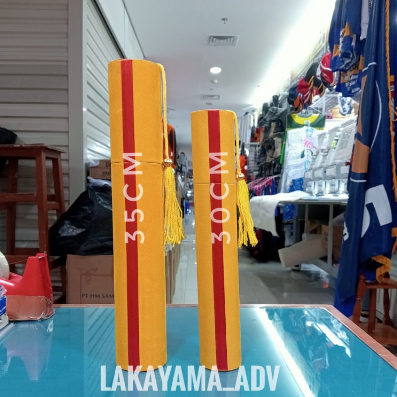 

tabung wisuda kuning list merah