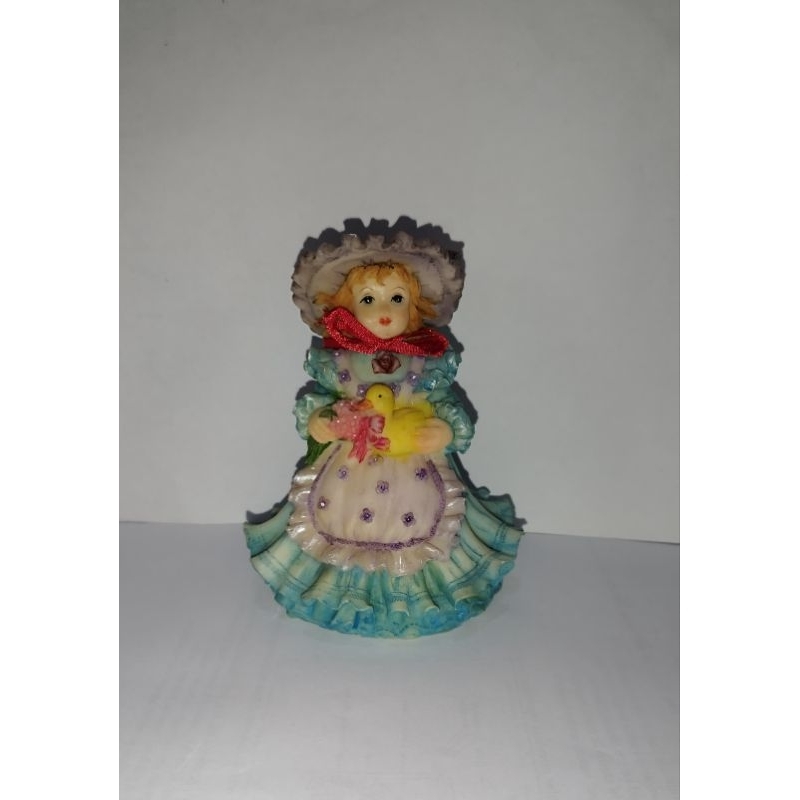 Patung Gadis bawa boneka