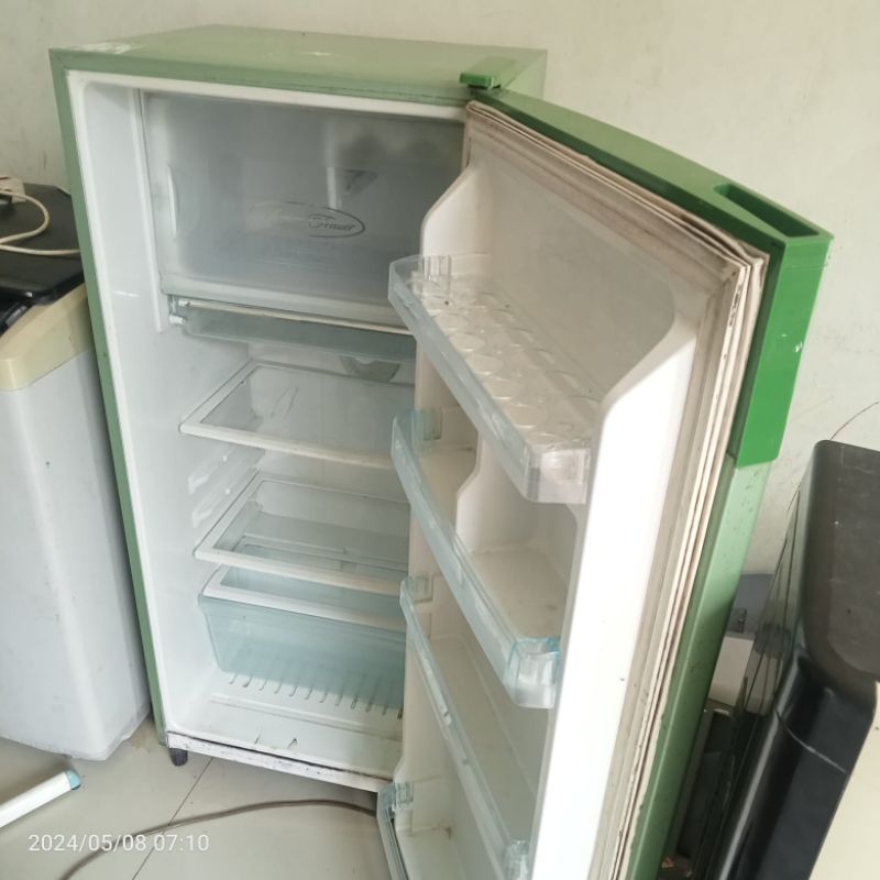 RAK KULKAS BEKAS POLYTRON
