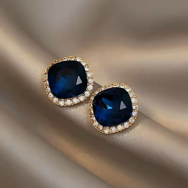 Anting permata biru