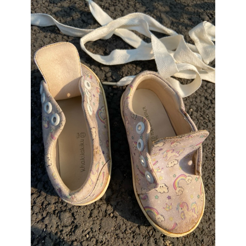 PRELOVED SEPATU ANAK PEREMPUAN MOTIF UNICORN MERK KHAKIKAKIKU