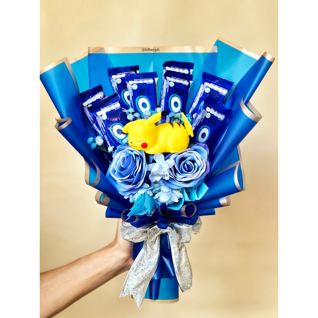 

BUKET BUNGA GRADUATION PIKACHU POKEMON OREO Hand Bouquet Birthday Buket Bunga Palsu Boneka Sanrio Hello Kitty Cinnamoroll Wisuda Congratulations Ulang Tahun Graduation Artificial Flower