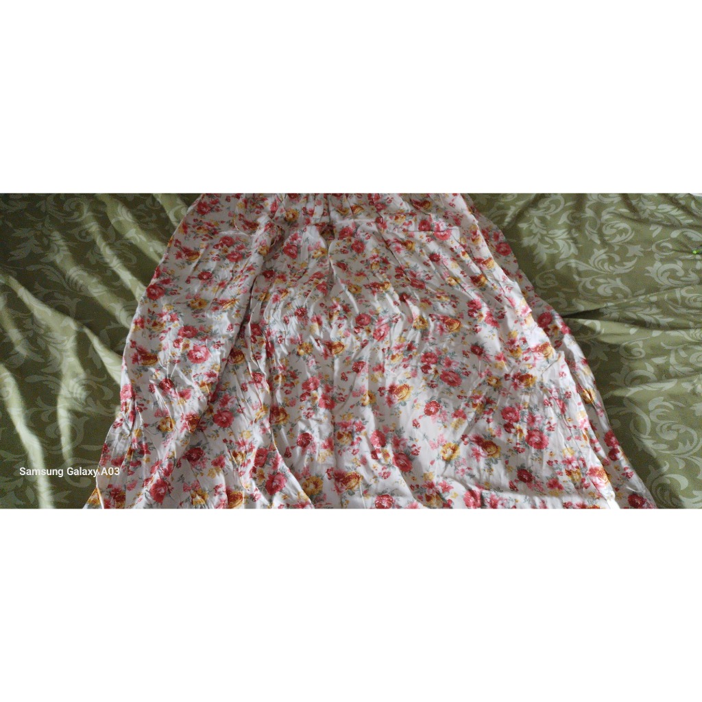 Rok bunga-bunga warna merah kuning