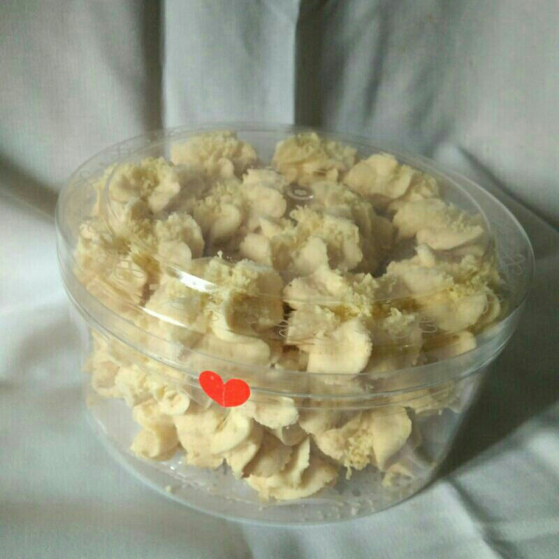 

kue sagu keju / sagu keju lumer / kue kering keju / keju sagu lumer / kukis hari raya / kukis lebaran / kuker lumer / kue kering lebaran / camilan lebaran