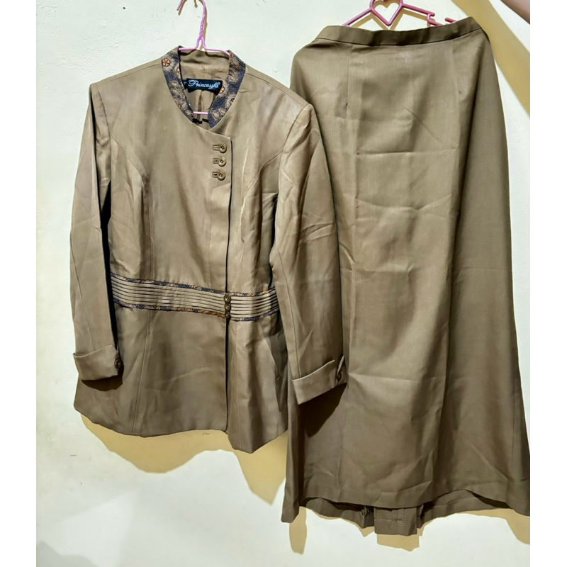 SETELAN BAJU PDH KUNING KHAKI (BAJU DINAS PEMDA)