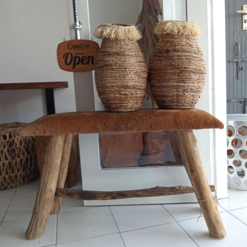 Bench Bulu Kambing Kaki Kayu Estetik