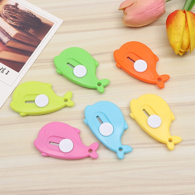 

PISAU CUTTER MINI MOTIF DOLPHIN / CUTTER MINI MODEL DOLPHIN / PISAU KECIL