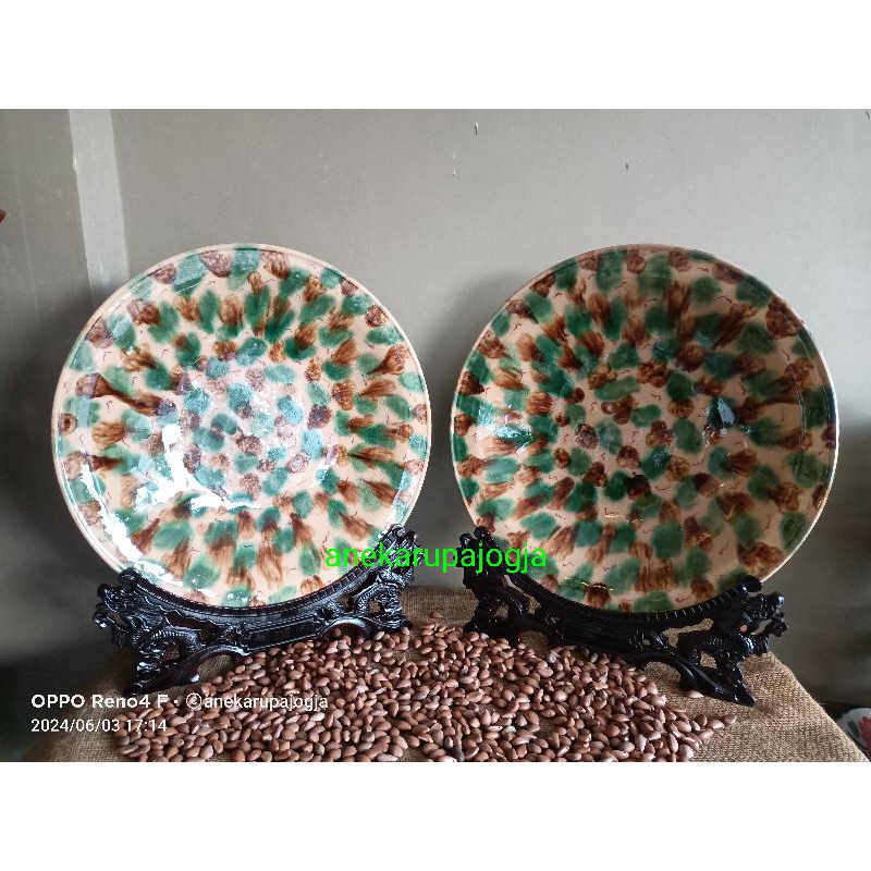 2 buah piring keramik lukis motif kuno blambangan untuk dekorasi hiasan dinding