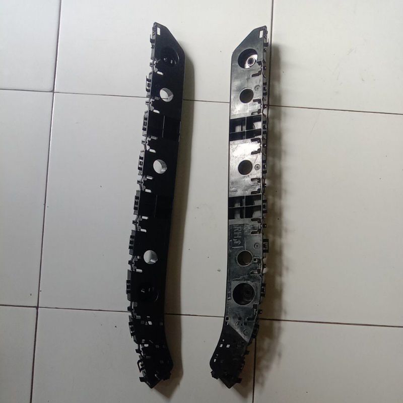 Breket bumper belakang baris ketiga mobil Datsun go panca cross,,,,RH dan LH original harga stu pcs