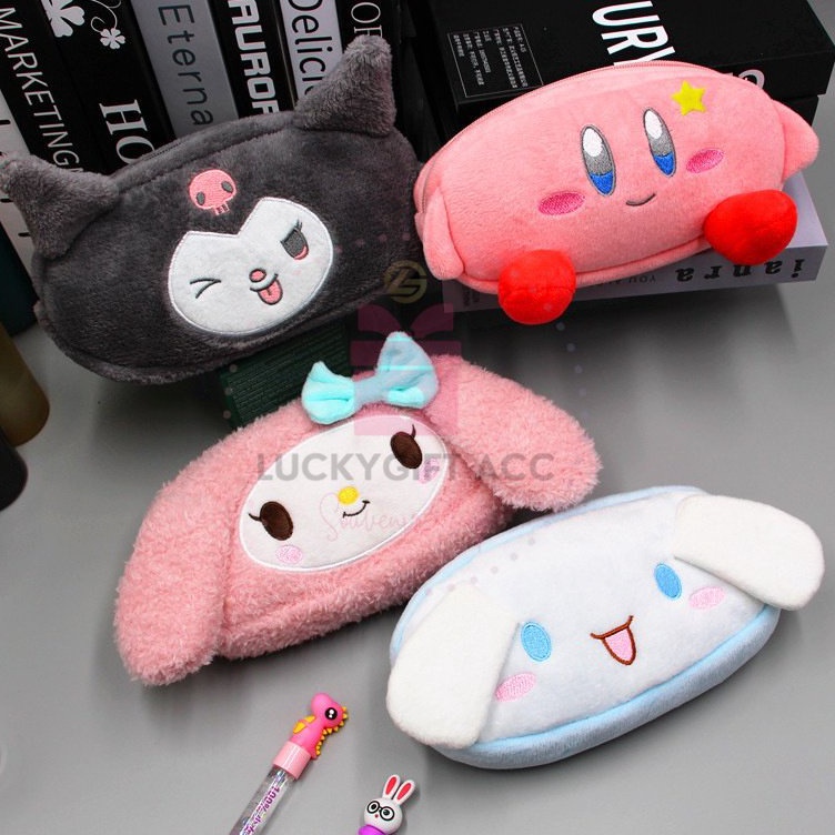 

DOMPET TEMPAT PENSIL SANRIO TEMPAT KOSMETIK BAHAN BULU TEMPAT ALAT TULIS ANAK DEWASA CINNAMOROLL KUROMI MELODY PREMIUM