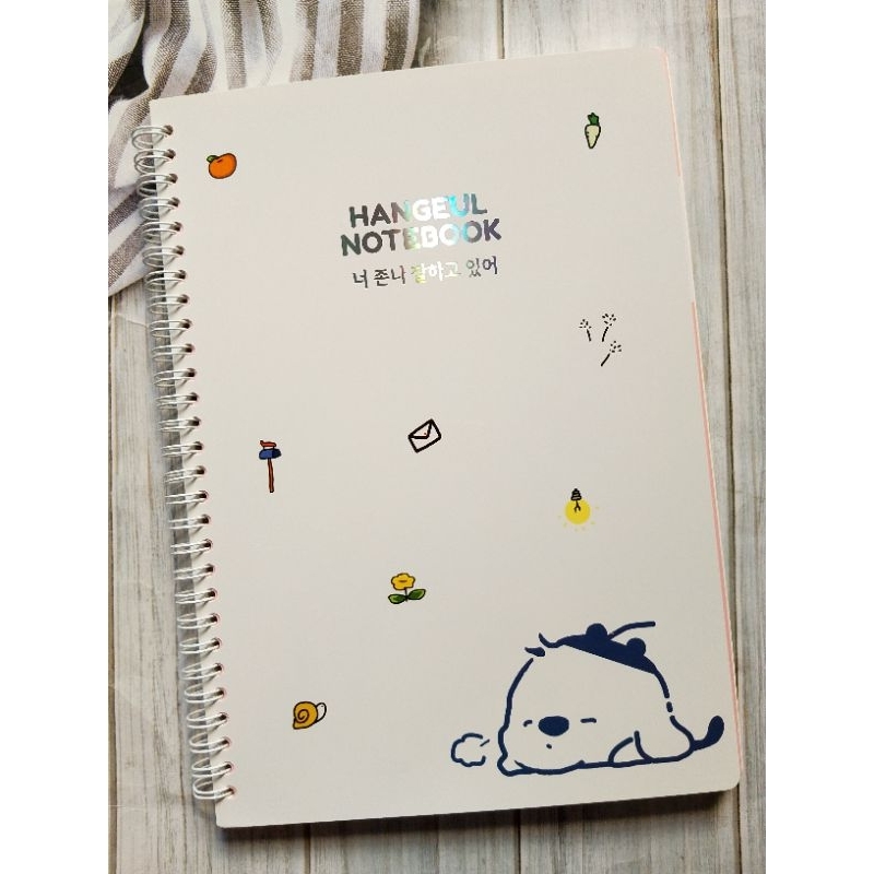 

NOTEBOOK B5 SPIRAL D455B5 KERTAS BERGARIS ISI 80 LEMBAR UK 17.9X25.2CM