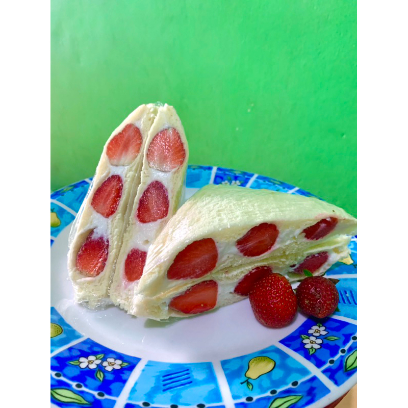 

FRUIT SANDO/SANDWICH STROBERI BY NURA SANDWICH DENGAN BUAH YG FRESH DAN ENAK