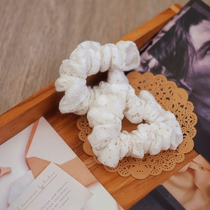 scrunchie brocade , kucir rambut vintage , ikat rambut motif bunga