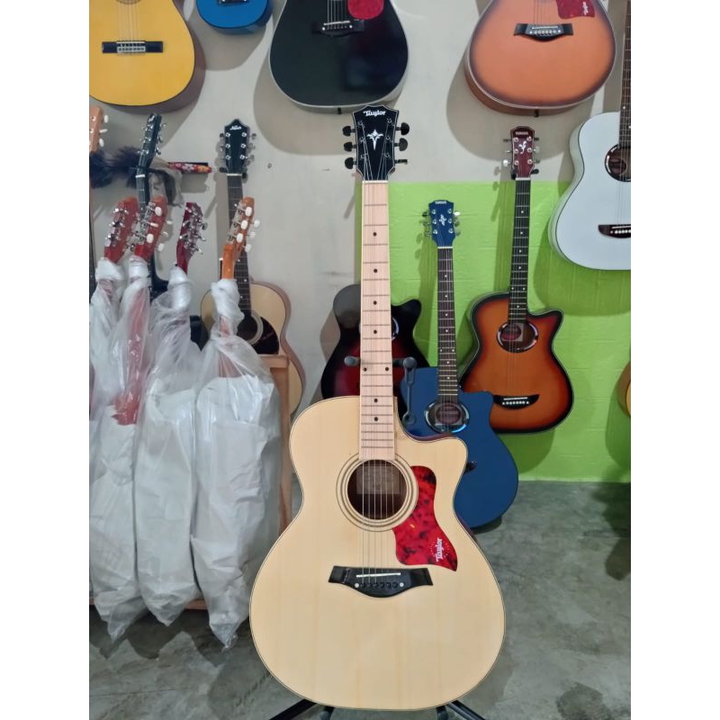 gitar Taylor akustik