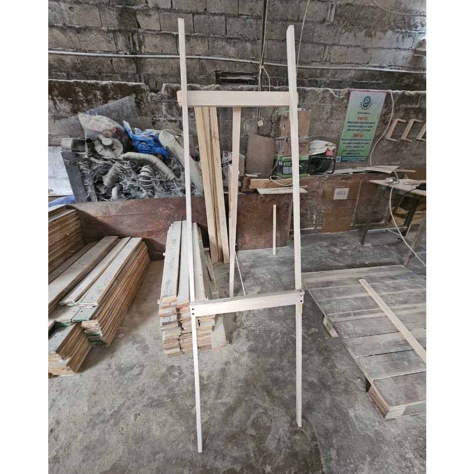 

KODE F4E STAND KAYU KARANGAN BUNGA UCAPAN DUKA CONGRATULATIONS LUKISAN PAMERAN FOTO PREWEDING FOTO