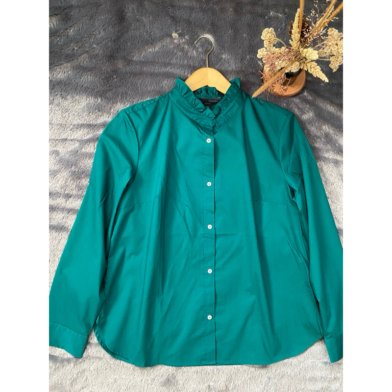 kemeja kerah tinggi unpeu femme