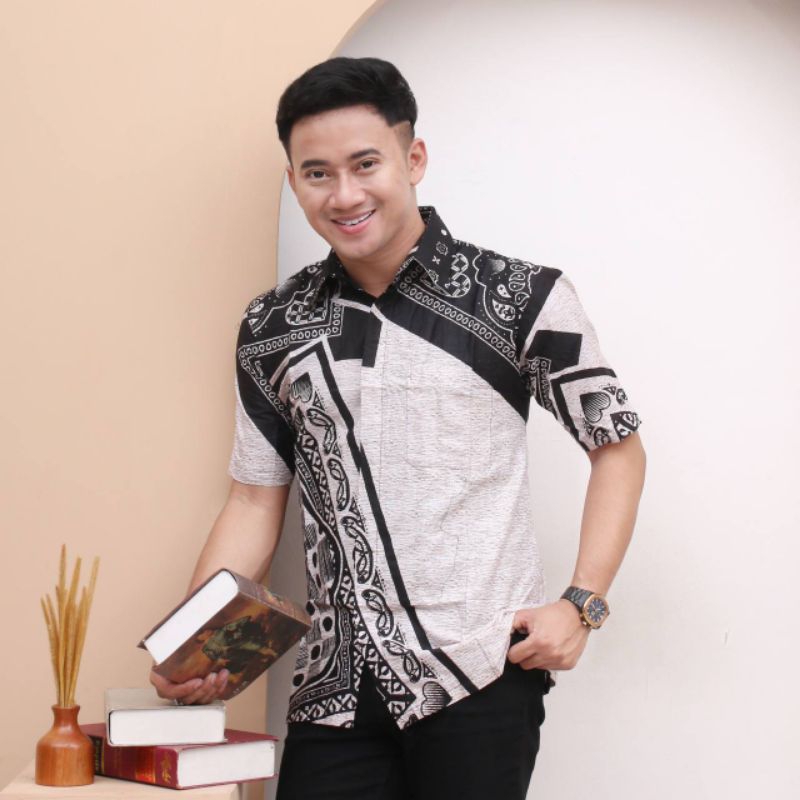 Kemeja batik pria putih motif hitam