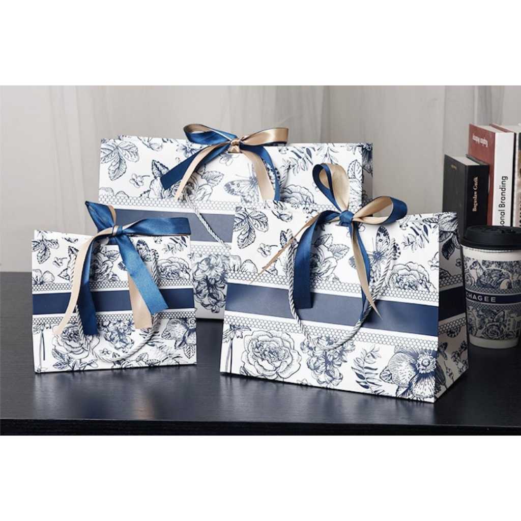 

Paper Bag Motif Putih bunga/ Gift Box Tote Bag / High-End Gift Paper Bag/ PUTIH GARIS BUNGA