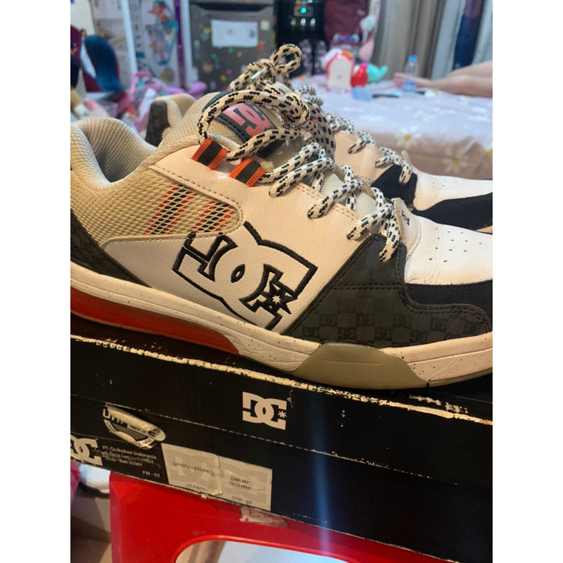 sepatu DC Shoes versatile le