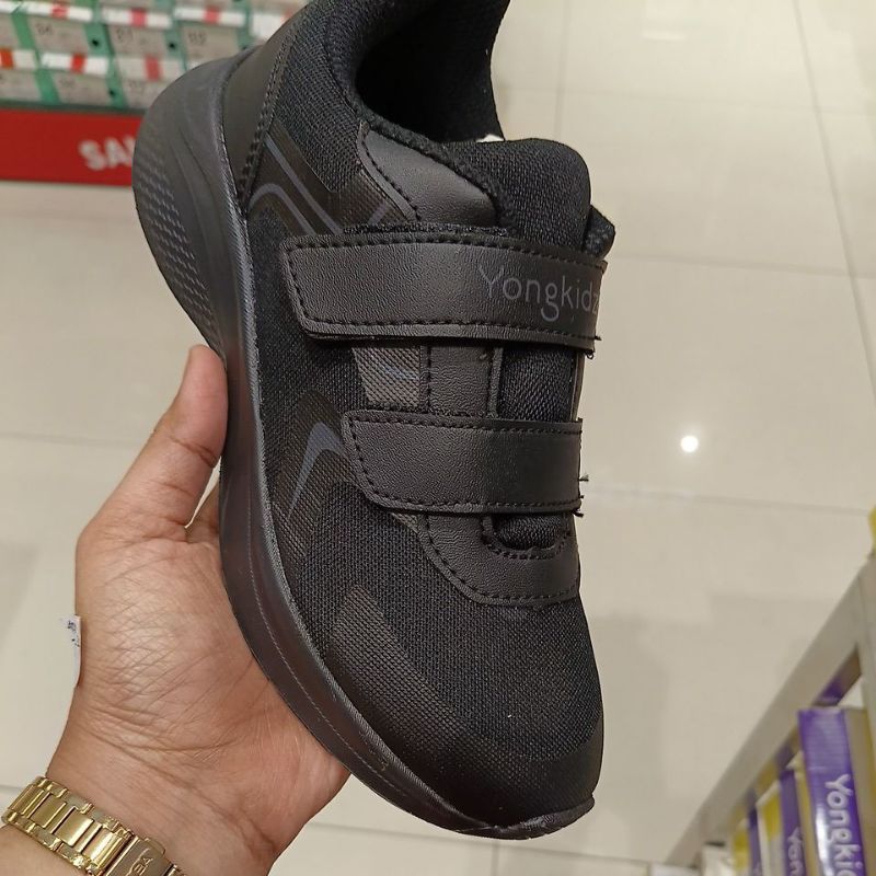 sepatu hitam merk yongkidz original