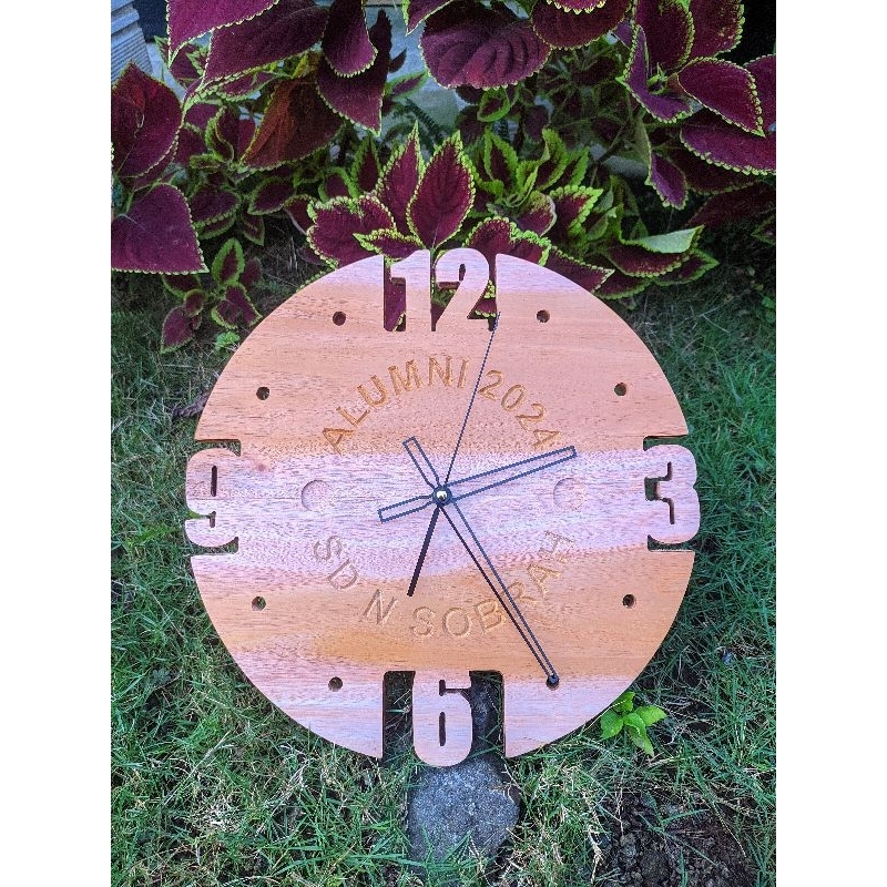 Jam Dinding Kayu Ukir Nama atau Tulisan