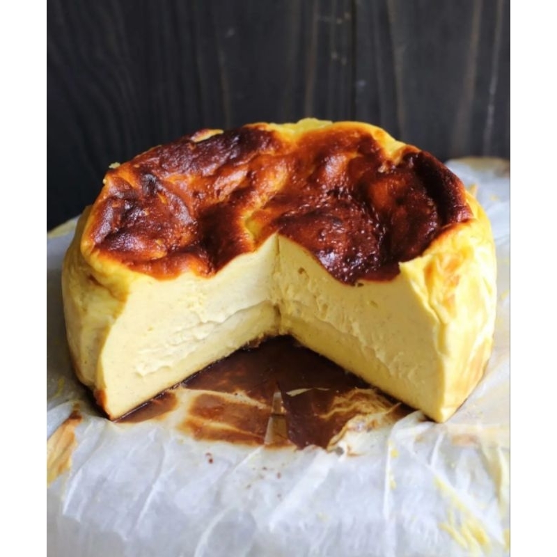 

Cheese cake. Basque burnt cheese. Cake keju