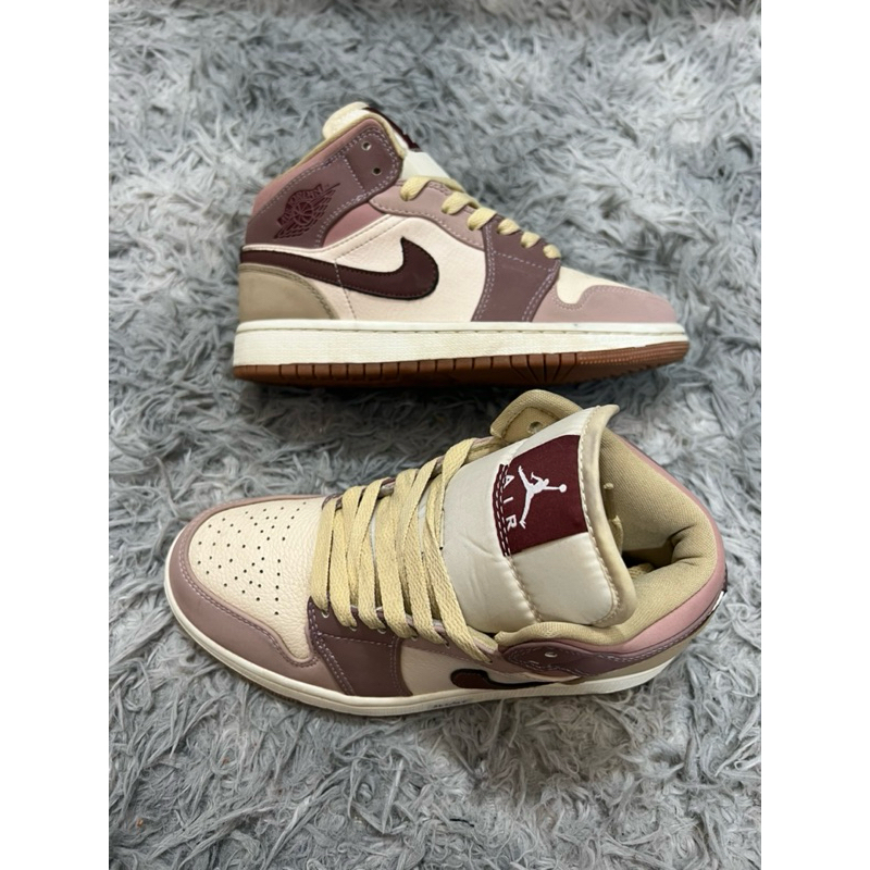 NIKE AJ1 MID