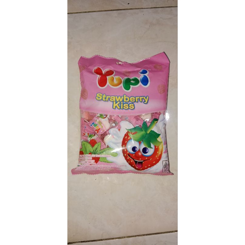 

yupi strawberry kiss