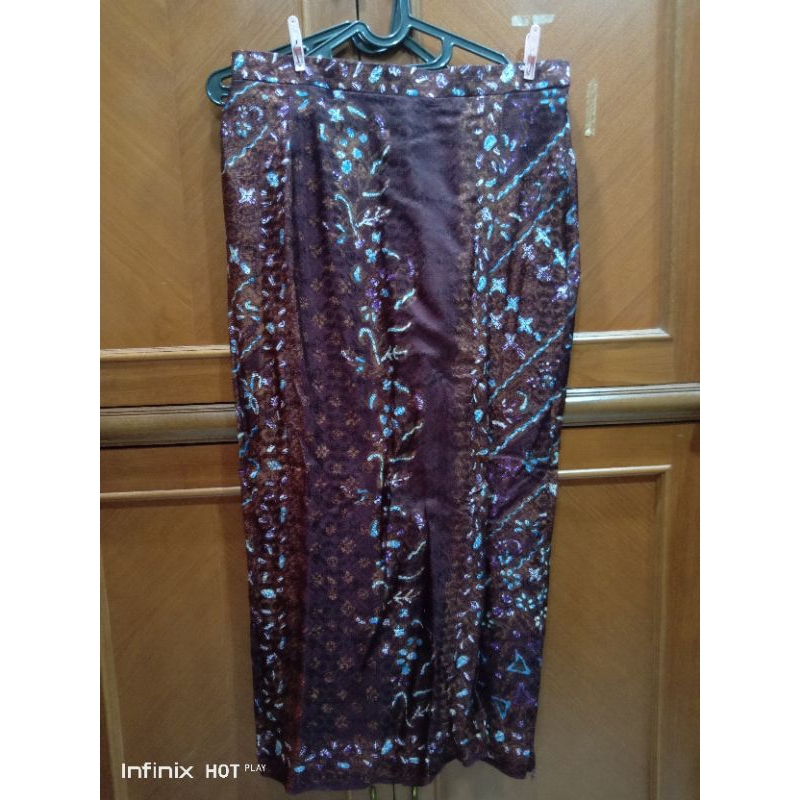 kain batik bahan sutra + selendang warna Merah maroon motif