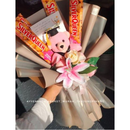 Buket Coklat 4 Silverqueen Besar Boneka Wisuda Pink dan Bungga Lily Pink Kertas Warna Coklat