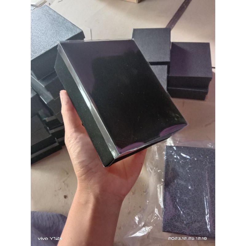 

box bludru tutup mika 10x15x3