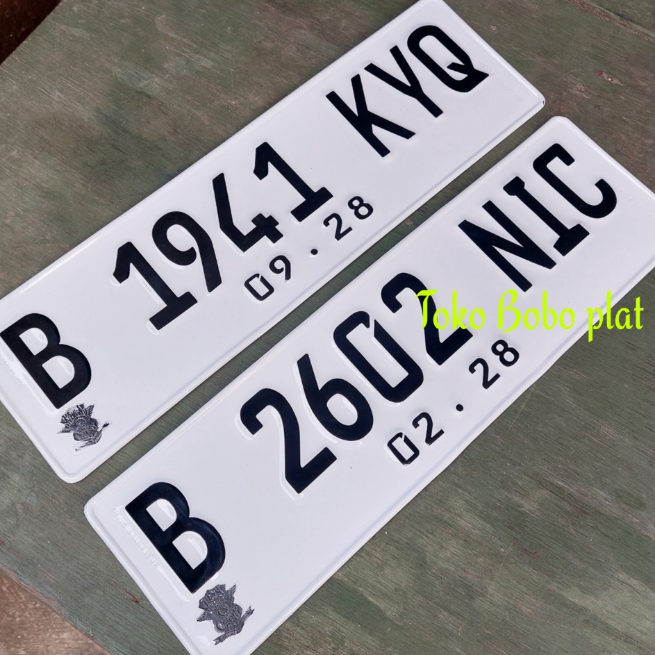 Potongan plat nomor mobil putih asli pakai logo korlantas