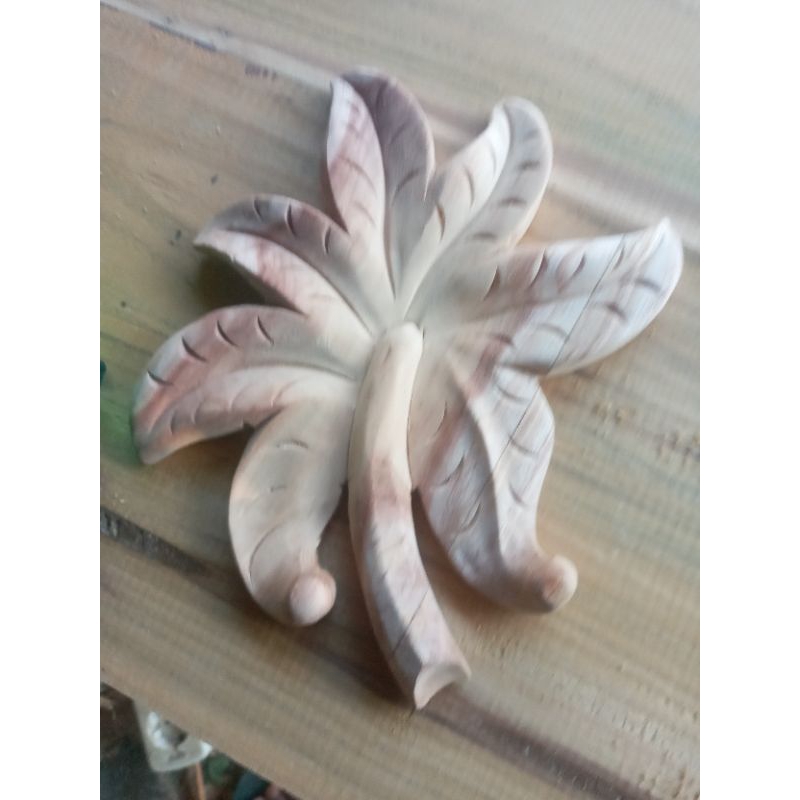 Ukiran daun, Tempel kayu mahoni