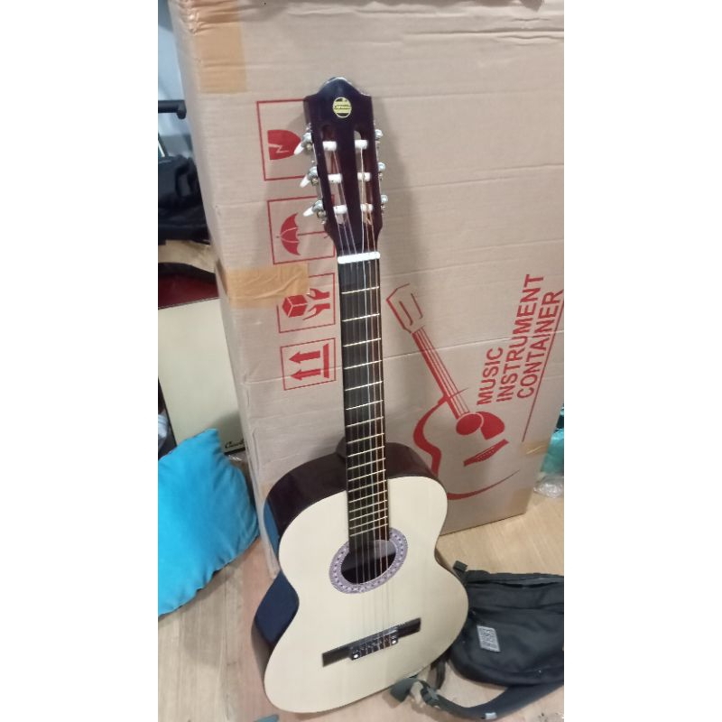 OLSHOP BANJARMASIN-Gitar second osmond nylon kondisi aman semua siap pakai