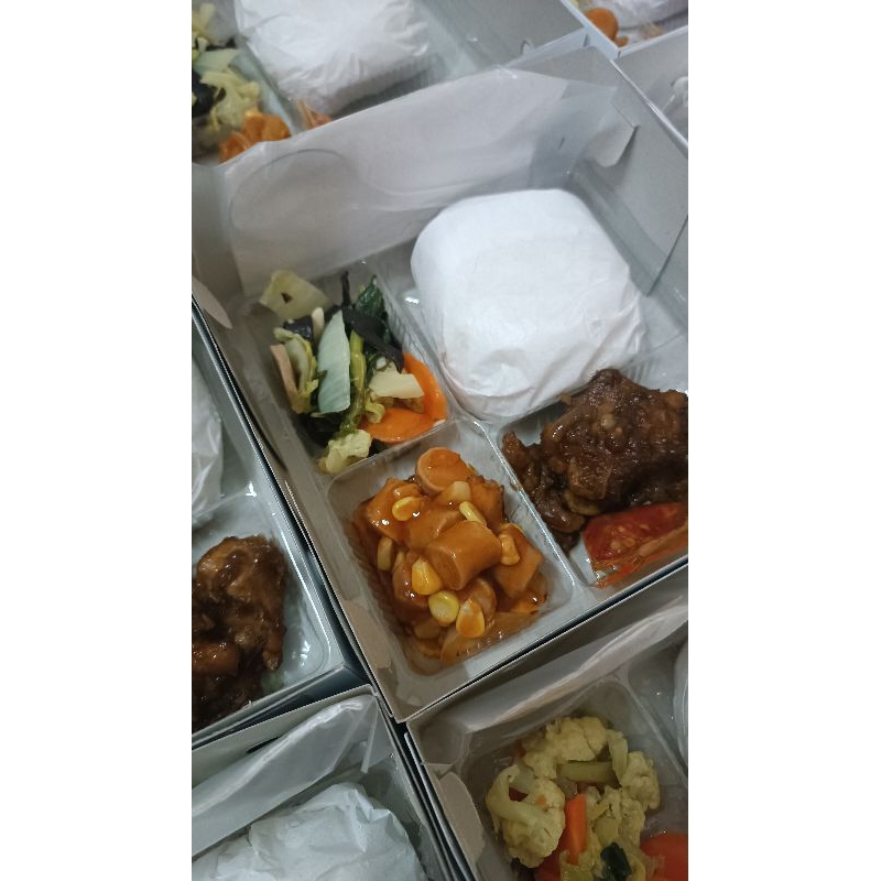 

Nasi Box Ayam Bakar / Goreng