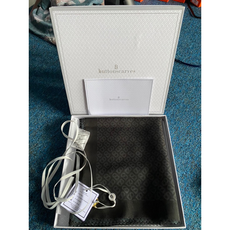 TAPIS SQUARE BUTTONSCARVES