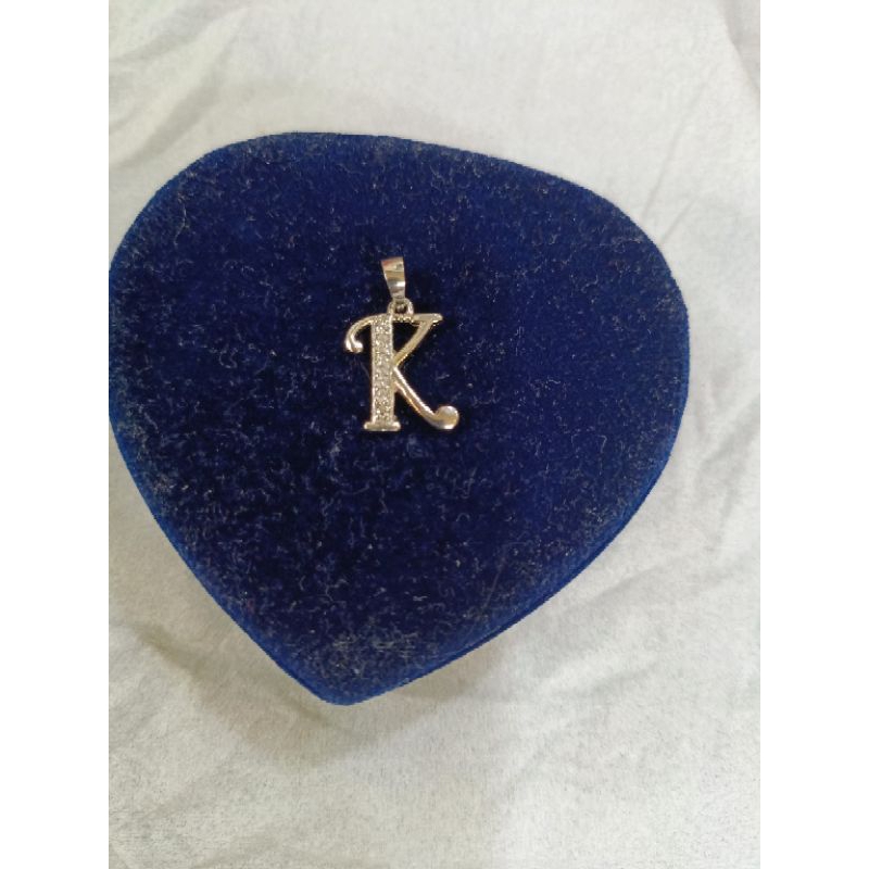 liontin huruf K permata ukir