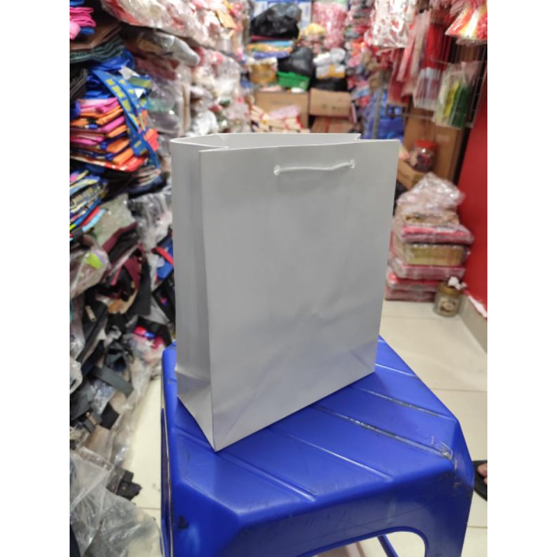 

paperbag buku putih/paperbag ukuran 20×25 paperbag polos terlaris/paperbag untuk kado termurah