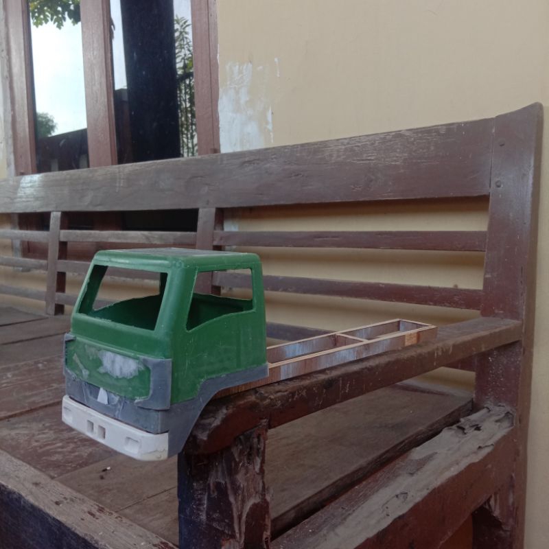 di jual chasis+cabin miniatur truk plastik free stiker