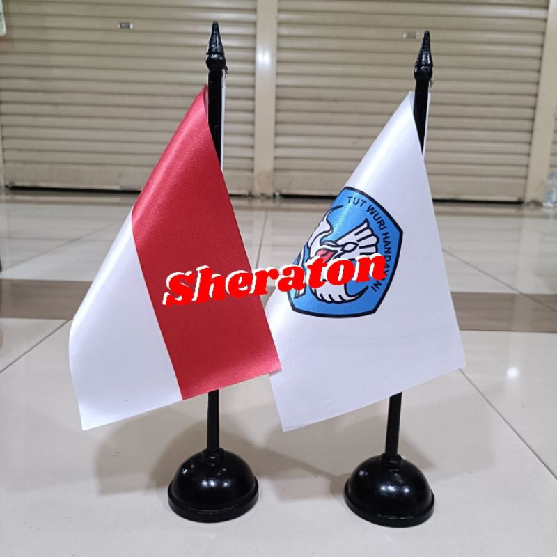 

tiang kayu meja+bendera sekolah TUT WURI dasar putih+Indonesia
