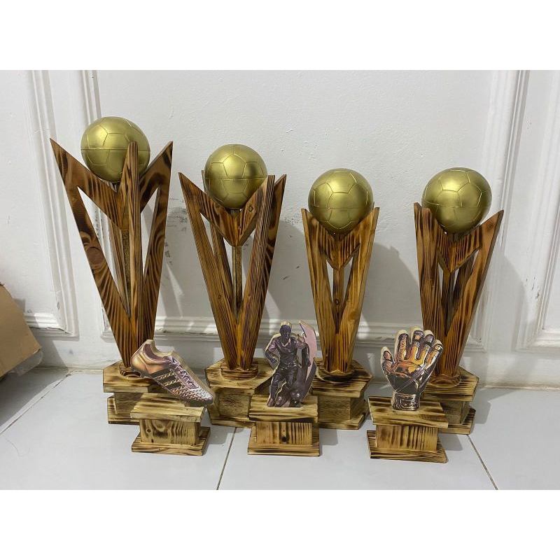 piala kayu sepak bola Pola 7