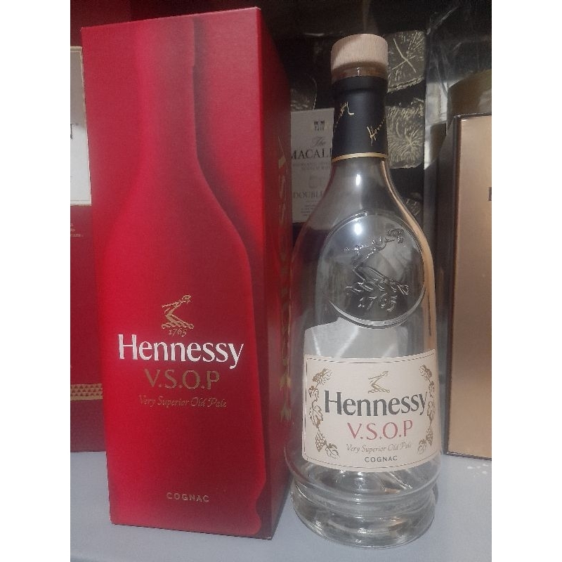botol bekas minuman Hennesy merah