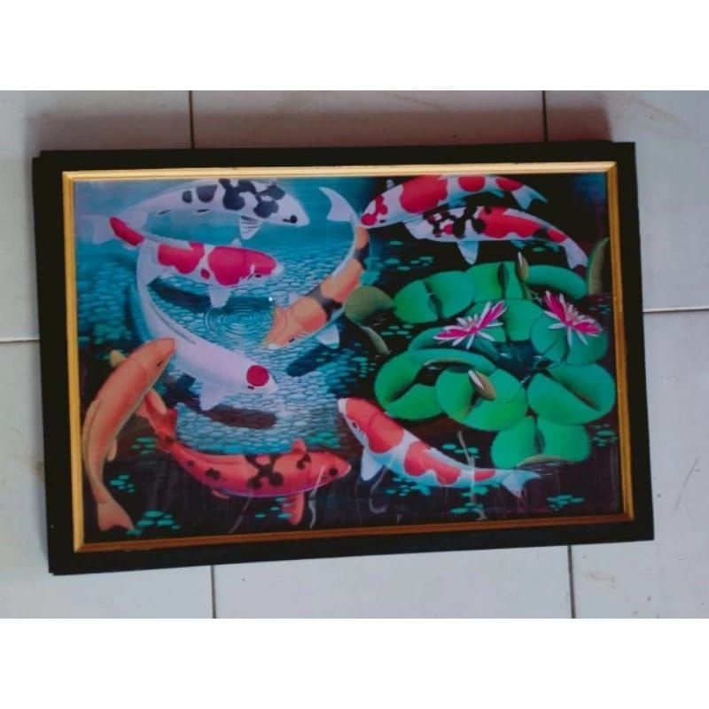 lukisan cetak ikan koi hias plus bingkai ukuran 65×45