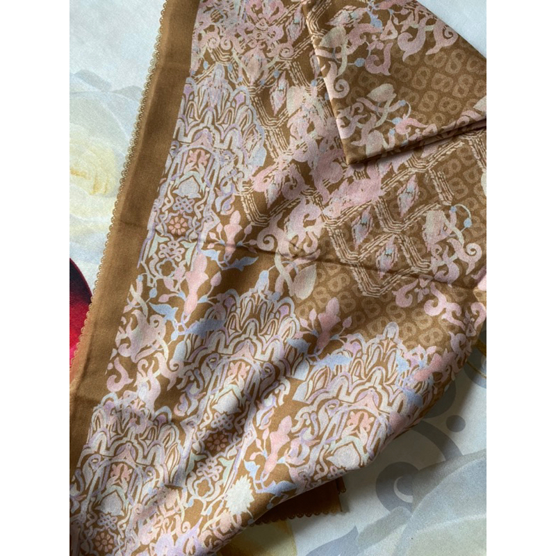 Button scarf series granada