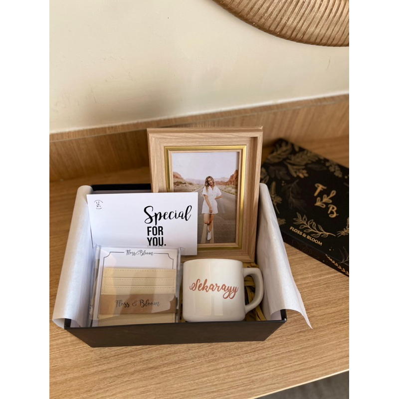 

Gift Box Aquila/Gift Box Premium/Kado Wisuda/Kado Ulang Tahun/Kado Pacar