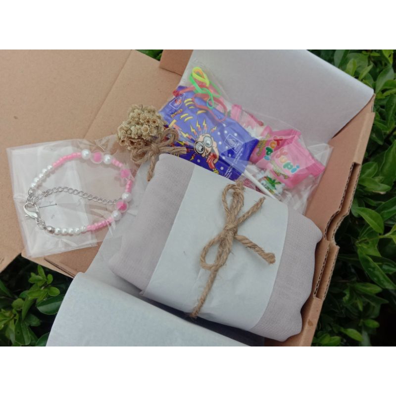 

GIFT BOX//MINI GIFT BOX//KADO ULANGTAHUN JILBAB//GIFT JILBAB//GIFT GELANG//GIFT MURAH//GIFT UNDER 30K//KADO SAHABAT