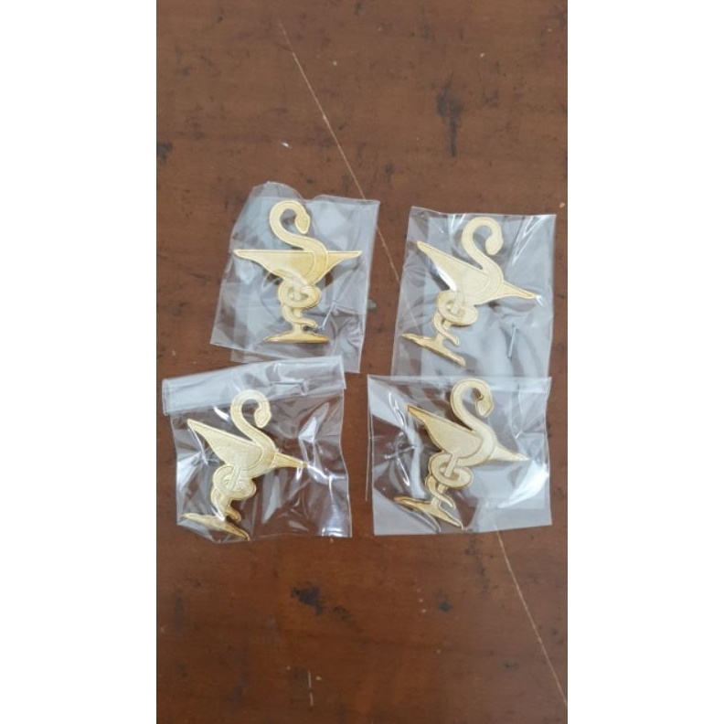 KODE Q23J Pin logo farmasi peniti  plating warna emas